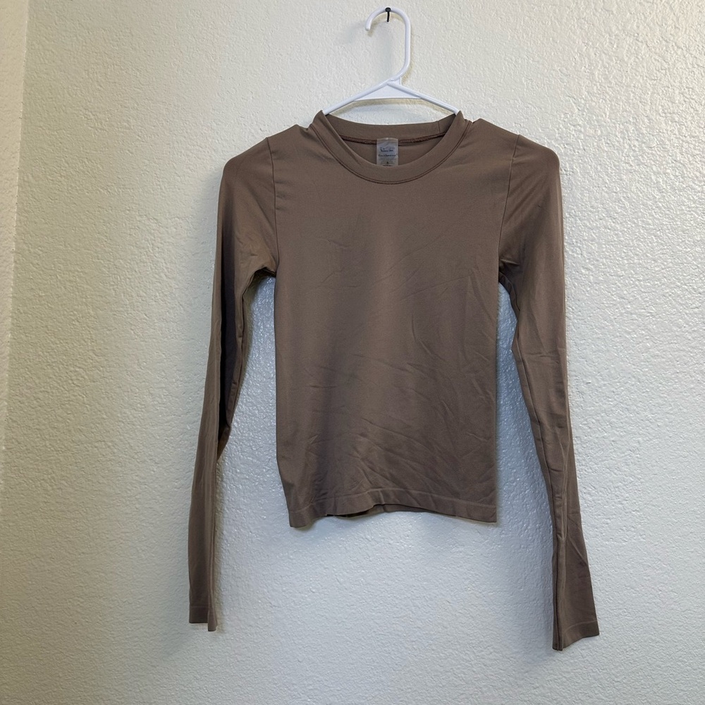 WOMENS ARITZIA LONGSLEEVE SEEMLESS TOP IN DARK TAUPE / BROWN (S)
